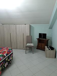 een kamer met een bed, een tafel en een stoel bij Casa Vittoria in Montemiletto
