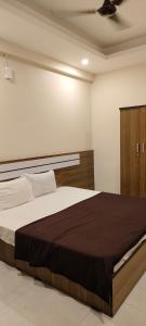 um quarto com uma cama grande num quarto em Remarita Holidays em Panamaram