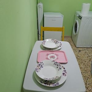 a table with two plates on it with a washing machine at KENTRO PATRA 3 in Patra