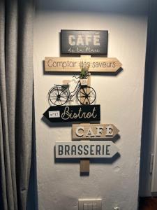 een bord voor een café met een fiets aan de muur bij Luxury Apartament Florence in Florence