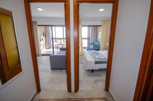 Łóżko lub łóżka w pokoju w obiekcie ARENA 8 Levante Beach