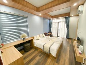 1 dormitorio con cama grande y ventana grande en Hiệp Gà Villa Tam Đảo - Venuestay, en Tam Ðảo