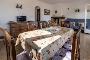 - une salle à manger avec une table et un chiffon dans l'établissement Carboneres 461 - Apartamento con terraza y vistas, à Llançà