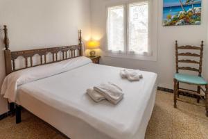 une chambre avec un lit avec des serviettes dessus dans l'établissement Carboneres 461 - Apartamento con terraza y vistas, à Llançà
