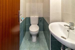 une salle de bains avec toilettes et lavabo dans l'établissement Carboneres 461 - Apartamento con terraza y vistas, à Llançà 15 autres photos
