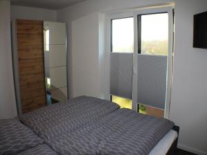 a bedroom with a bed and a window at Sielhuus 10 in Fedderwarderdeich