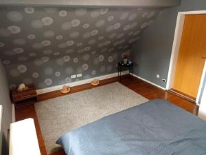 a bedroom with a bed and a wall with polka dots at Ferienhaus Eden Frankenblick in Mengersgereuth-Hämmern