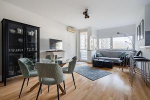 sala de estar con mesa de cristal y sillas en Heart and Soul Apartment, en Budapest
