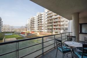 ブダペストにあるHeart and Soul Apartmentのバルコニー(テーブル、椅子付)