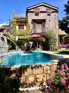 una casa con piscina frente a una casa en Maison Villa Angela, en SantʼAgata sui Due Golfi