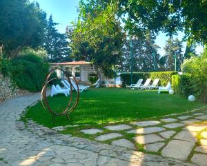 un jardín con un gran espejo en el césped en Villa Aurea, en Ispica