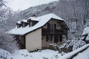 Una casa con nieve en el techo. en Chalet d’Ax Pyrénées, en Ax-les-Thermes