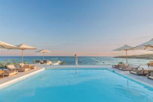 een groot zwembad met stoelen en parasols bij White Hills Resort in Sharm El Sheikh
