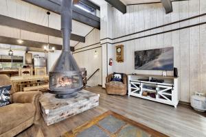 una sala de estar con una gran estufa en el centro de una habitación en 2461-Smith Summit Chalet townhouse, en Big Bear Lake