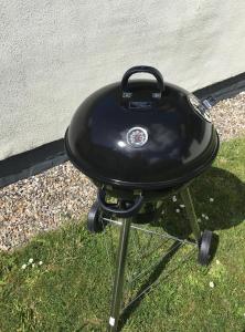 una parrilla de barbacoa en el césped en Haus Hallig Hooge, en Stinteck