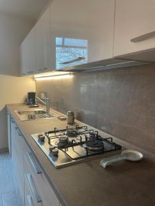 a kitchen with a stove and a counter top at Casa Piccolo Charme e Design nel cuore di Maderno in Toscolano Maderno +21 photos