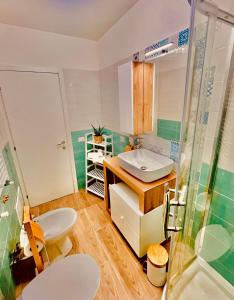 een badkamer met wastafel en toilet bij Lido del Sole FCO in Fiumicino