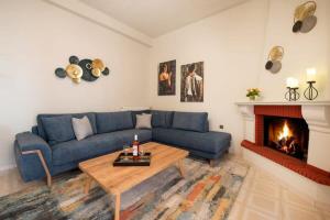 A seating area at Dolce Favola Nomad Casa - Kalamata's City Getaway