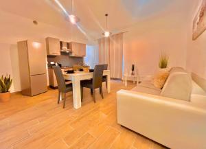 een woonkamer met een bank en een tafel met stoelen bij Lido del Sole FCO in Fiumicino +16 foto's