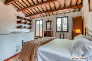- une chambre avec un grand lit blanc dans l'établissement Sofia Casa Vacanze, à Osimo