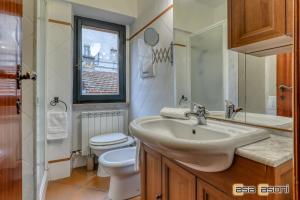 y baño con lavabo y aseo. en Sofia Casa Vacanze en Osimo