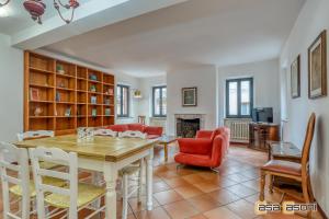 - un salon avec une table, des chaises et une cheminée dans l'établissement Sofia Casa Vacanze, à Osimo