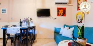 A television and/or entertainment centre at Urban Living, Minicasa Nomad - Kalamata's Hideaway Még 18 kép