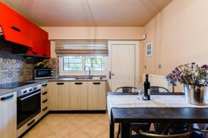 A kitchen or kitchenette at Urban Living, Minicasa Nomad - Kalamata's Hideaway