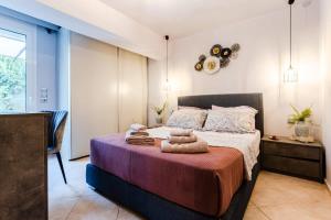 A bed or beds in a room at Urban Living, Minicasa Nomad - Kalamata's Hideaway