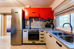 A kitchen or kitchenette at Urban Living, Minicasa Nomad - Kalamata's Hideaway