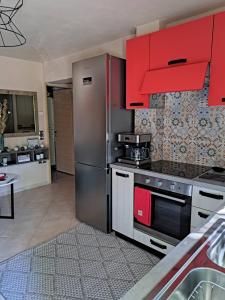 A kitchen or kitchenette at Urban Living, Minicasa Nomad - Kalamata's Hideaway