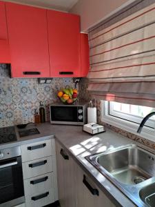 A kitchen or kitchenette at Urban Living, Minicasa Nomad - Kalamata's Hideaway