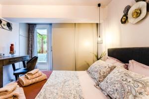 A bed or beds in a room at Urban Living, Minicasa Nomad - Kalamata's Hideaway
