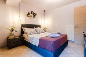 A bed or beds in a room at Urban Living, Minicasa Nomad - Kalamata's Hideaway