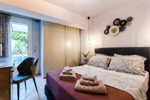 A bed or beds in a room at Urban Living, Minicasa Nomad - Kalamata's Hideaway