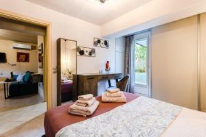 A bed or beds in a room at Urban Living, Minicasa Nomad - Kalamata's Hideaway