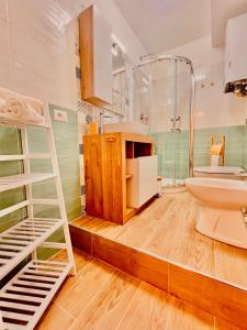 een badkamer met een douche, een toilet en een ladder bij Lido del Sole FCO in Fiumicino