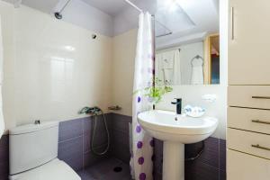 A bathroom at Urban Living, Minicasa Nomad - Kalamata's Hideaway