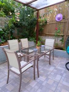 A garden outside Urban Living, Minicasa Nomad - Kalamata's Hideaway