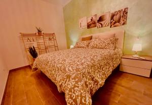 een slaapkamer met een bed en een tafel met een lamp bij Lido del Sole FCO in Fiumicino