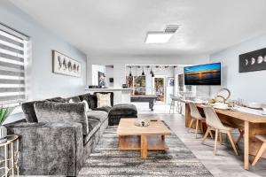 ein Wohnzimmer mit einem Sofa und einem Tisch in der Unterkunft Hard Rock Hotel & Casino Getaway 3 Bdrm Villa in Fort Lauderdale