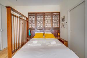 波爾多的住宿－Elegant apartment Bordeaux center，一间卧室配有一张带两个黄色枕头的床