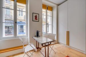 波爾多的住宿－Elegant apartment Bordeaux center，一间带桌椅和窗户的用餐室