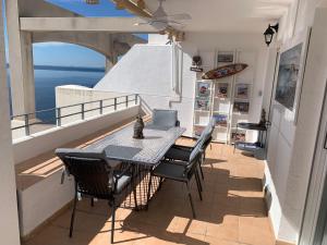 ベニドルムにあるHoliday Home Benidorm with sea views, roof terrace and swimming poolのバルコニー(テーブル、椅子付)