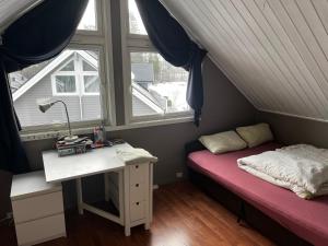 Ένα ή περισσότερα κρεβάτια σε δωμάτιο στο Loftroom in townhouse Oslo 1 singel bed 1 double bed