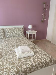 um quarto com uma cama e uma mesa com um candeeiro em Casa Vacanze Marzia em Roma