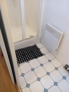 a shower stall with a black and white floor at chambre bordeaux 33600 Pessac aéroport rocade 12 5 km in Pessac