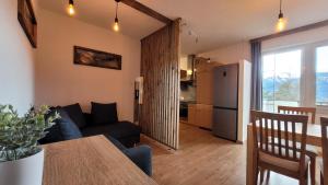 een woonkamer met een bank en een tafel bij Alpenzauber Tilg in Imst