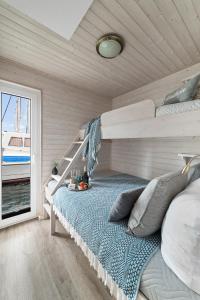1 dormitorio con litera y escalera en Blåbær, en Egernsund