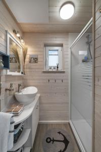 W łazience znajduje się umywalka i prysznic. w obiekcie Blåbær w mieście Egernsund